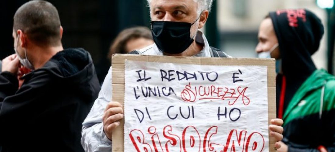 Foto Cecilia Fabiano/ LaPresse 
29 Maggio 2020 Roma  (Italia)
Cronaca 
Fase 2 : manifestazione davanti al Ministero dell’Economia e delle Finanze per richiedere il reddito universale 
Nella Foto :  organizzazioni di base protestano davanti al MEF
Photo Cecilia Fabiano/LaPresse
May 29, 2020 Rome  (Italy) 
News
Phase 2 : demonstration in front of the building of Finance and economy ministry for reclaim the universal income
In the Pic: the protesters with banners